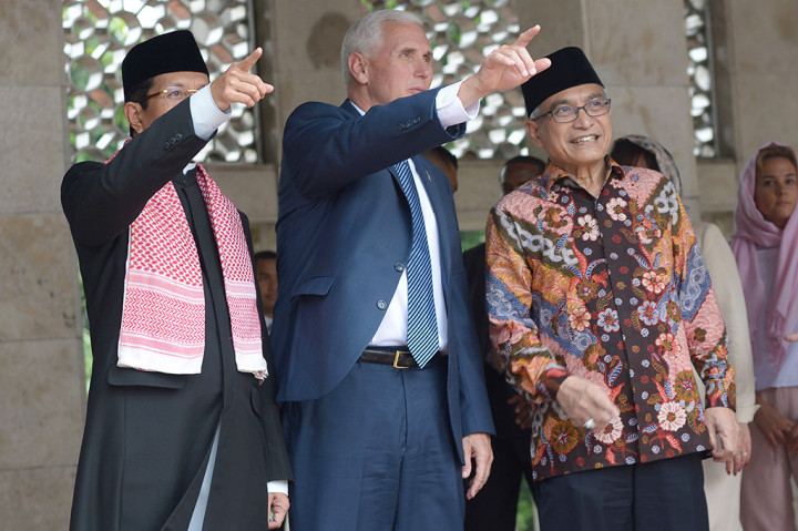 Pence diperlihatkan bahwa letak masjid terbesar se-Asia Tenggara itu bersebelahan dengan gereja Katedral.