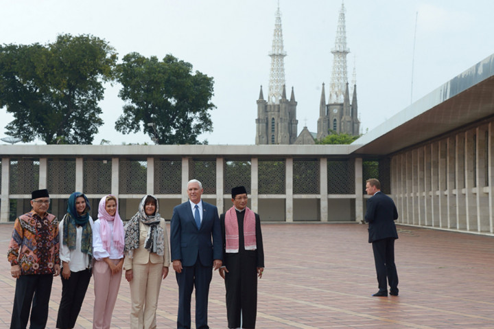 Dekatnya kedua tempat ibadah tersebut menunjukkan tolerasi antarumat beragama di Indonesia.