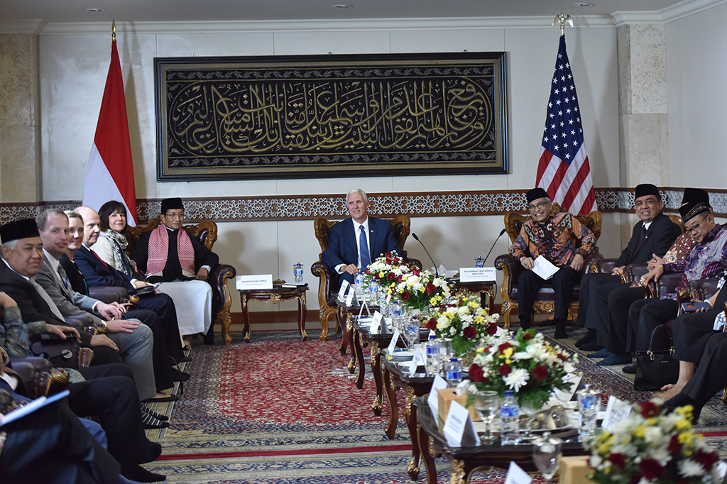 Setelah melakukan tur di Masjid Istiqlal, Pence lalu melakukan  pertemuan dengan lintas agama serta sejumlah tokoh Indonesia.