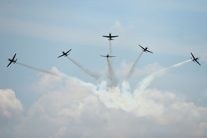 Jupiter Aerobatic Team TNI Angkatan Udara unjuk kebolehan pada ajang Pameran Dirgantara 2017 di Terminal Selatan, Lanud Halim Perdanakusuma, Jakarta.