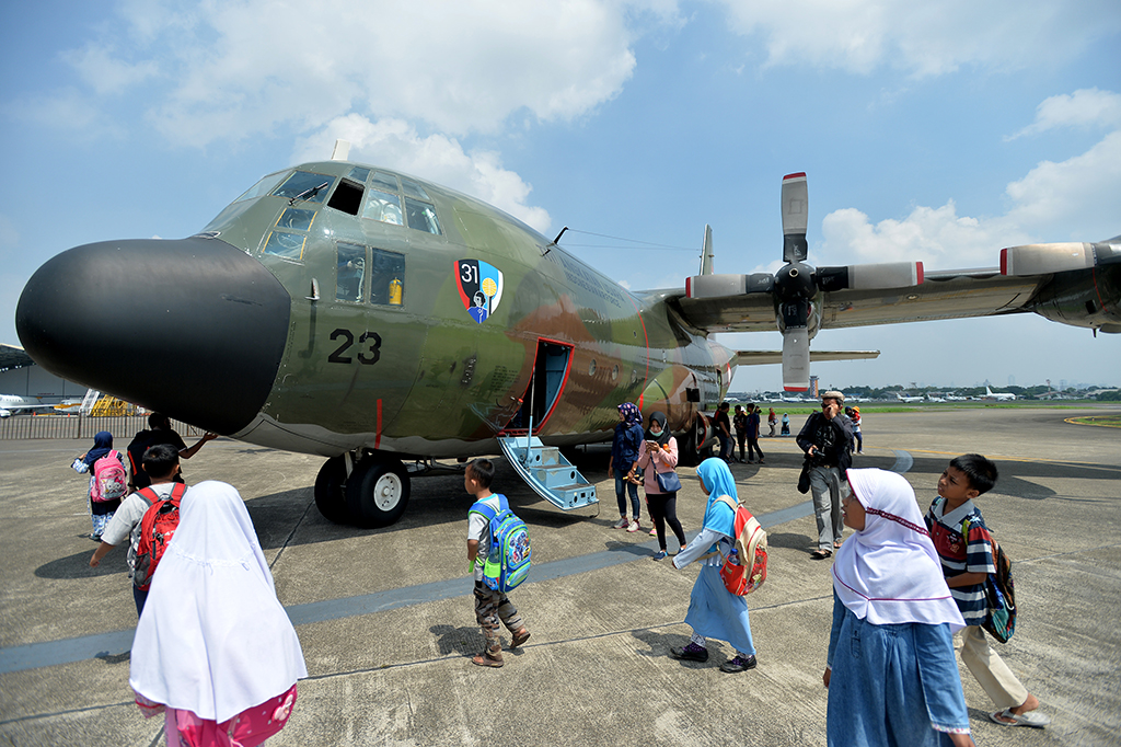 Sejumlah anak-anak melihat pesawat angkut Hercules C-130 H yang dipamerkan dalam Pameran Dirgantara 2017 di Terminal Selatan, Lanud Halim Perdanakusuma, Jakarta.