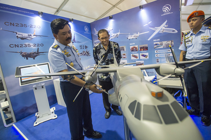 Kepala Staf TNI Angkatan Udara Marsekal TNI Hadi Tjahjanto (kiri) melihat maket pesawat angkut CN-235 buatan PT Dirgantara Indonesia (Persero) yang dipajang dalam Pameran Dirgantara 2017 di Terminal Selatan, Lanud Halim Perdanakusuma, Jakarta.