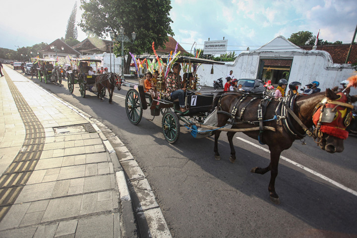 Siswi TK di Yogyakarta Ikuti Pawai Hari Kartini