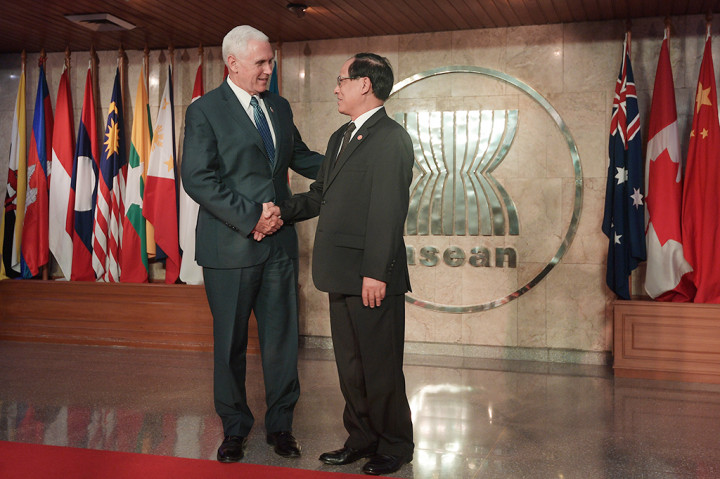 Sekjen ASEAN Le Luong Minh menyambut kedatangan Wakil Presiden Amerika Serikat (AS) Michael Richard Pence.