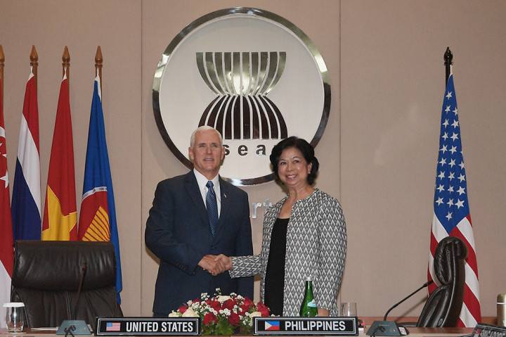 Wapres AS Michael Pence bersalaman dengan Duta Besar Filipina untuk ASEAN, Elizabeth P. Buensuceso saat mengunjungi Kantor Sekretariat ASEAN di Jakarta.
