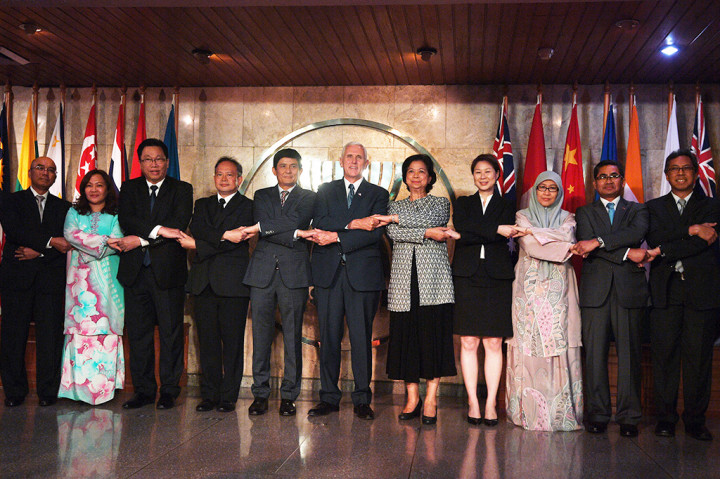 Wapres AS Michael Pence (tengah) berfoto dengan para perwakilan negara tetap ASEAN di Kantor Sekretariat ASEAN, Jakarta.