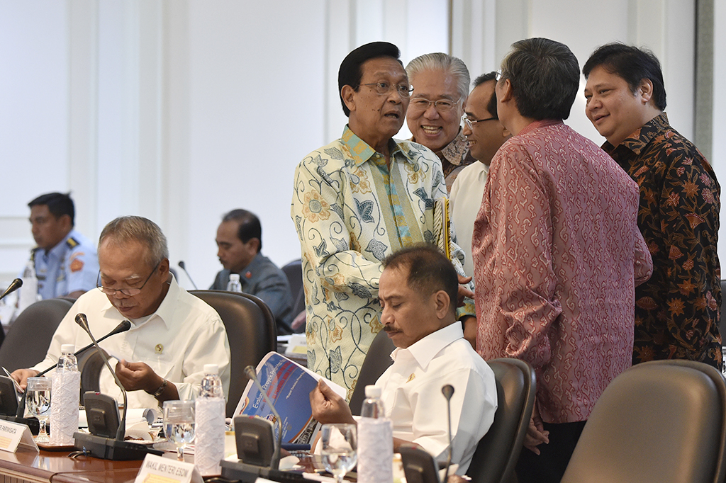 Gubernur DIY Sri Sultan Hamengkubuwono X (tengah) berbincang dengan Menteri Perindustrian Airlangga Hartarto (kanan), Menteri Perhubungan Budi Karya Sumadi (ketiga kanan), Menteri Perdagangan Enggartiasto Lukita (keempat kanan) dan Wakil Menteri Keuangan Mardiasmo (kedua kanan).