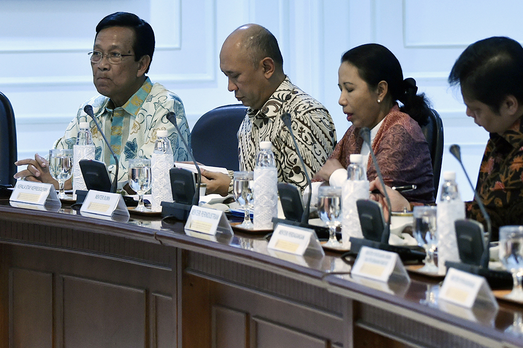 Gubernur DIY Sri Sultan Hamengkubuwono X (kiri) mengikuti  rapat terbatas Evaluasi Pelaksanaan Proyek Strategis Nasional dan Program Prioritas Provinsi Daerah Istimewa Yogyakarta di Kantor Presiden, Jakarta.