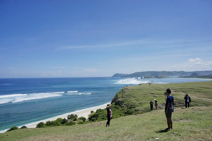 Tak hanya itu, pengunjung juga bisa mendaki ke Bukit Merese untuk melihat Pantai Tanjung Aan dari ketinggian.