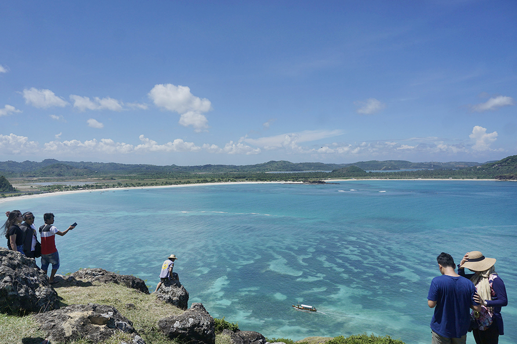 Di bukit ini pengunjung bisa menikmati keindahan Samudra Hindia dan melihat keanekaragaman terumbu karang yang ada di dasar laut. 