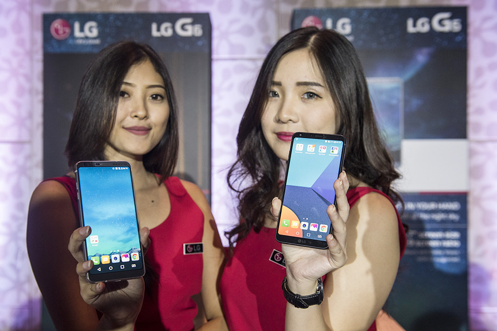 Ponsel penerus LG G5 ini menyasar konsumen segmen premium, dengan mengunggulkan desain yang diklaim telah lulus uji sertifikasi standar militer Amerika Serikat.