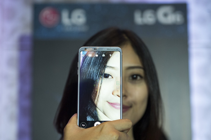 Smartphone ini memiliki dua kamera ganda beresolusi 13MP dengan salah satunya berfungsi sebagai lensa wide-angle hingga 125 derajat. Sementara kamera depan smartphone ini 5MP dengan fitur wide-angle pada 100 derajat.