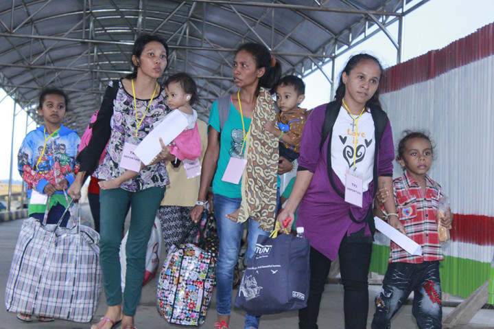 Sejumlah Tenaga kerja Indonesia (TKI) ilegal tiba di Pelabuhan Tunon Taka, Kabupaten Nunukan, Kalimantan Utara, Kamis (20/4/2017).