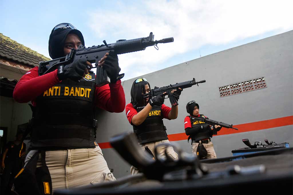 Polwan yang tergabung dalam Kartini Anti Bandit berlatih menembak di Polrestabes Surabaya, Surabaya, Jawa Timur, Kamis (20/4/2017).