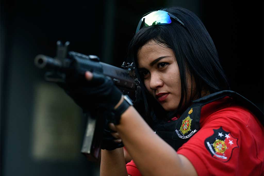 Polwan yang tergabung dalam Kartini Anti Bandit tengah membidik sasaran.