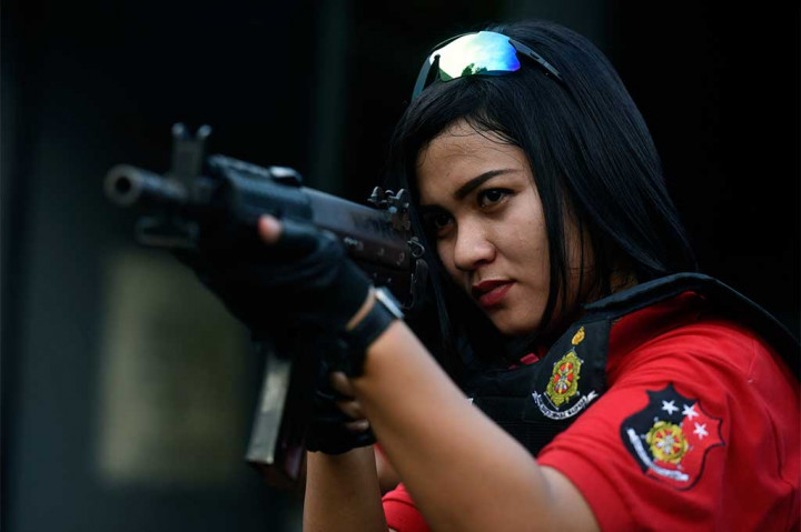 Polwan yang tergabung dalam Kartini Anti Bandit tengah membidik sasaran.