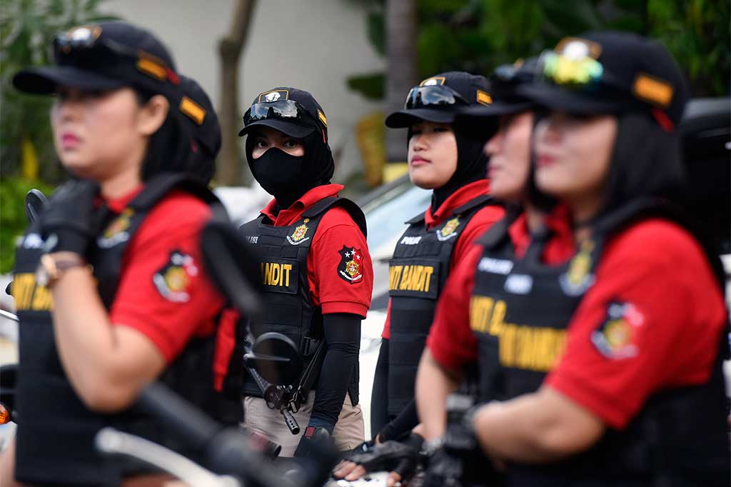 Kartini Anti Bandit bersiap-siap melakukan patroli.