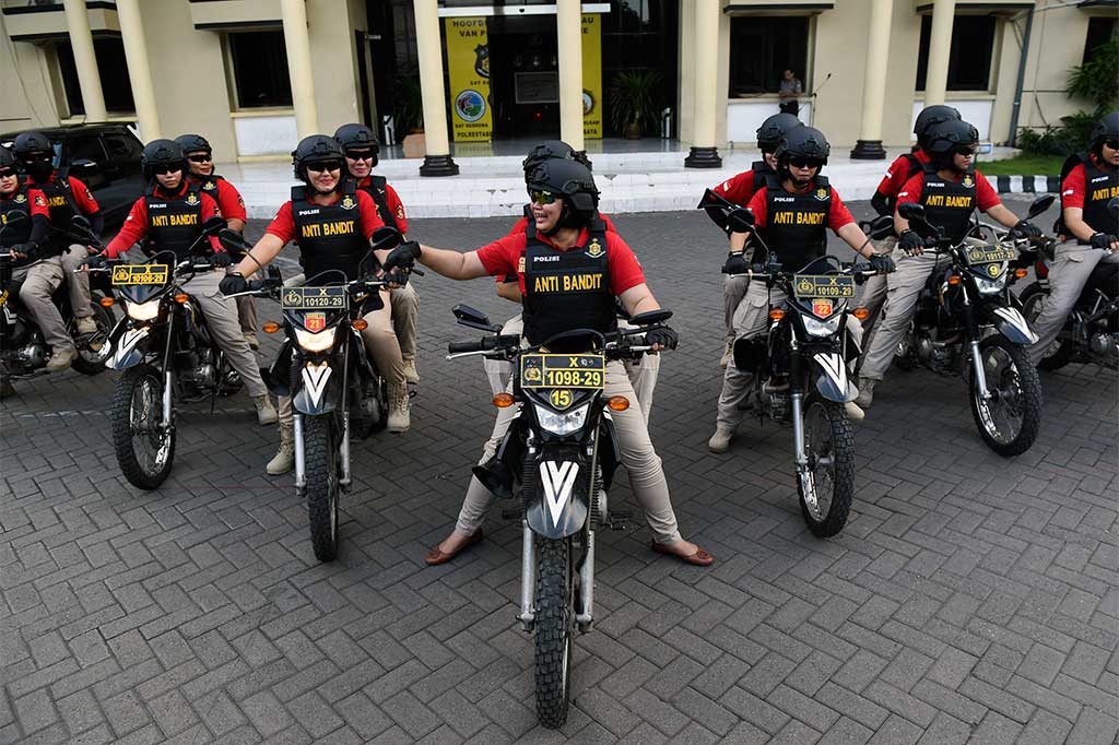 Kartini Anti Bandit bersiap-siap melakukan patroli.