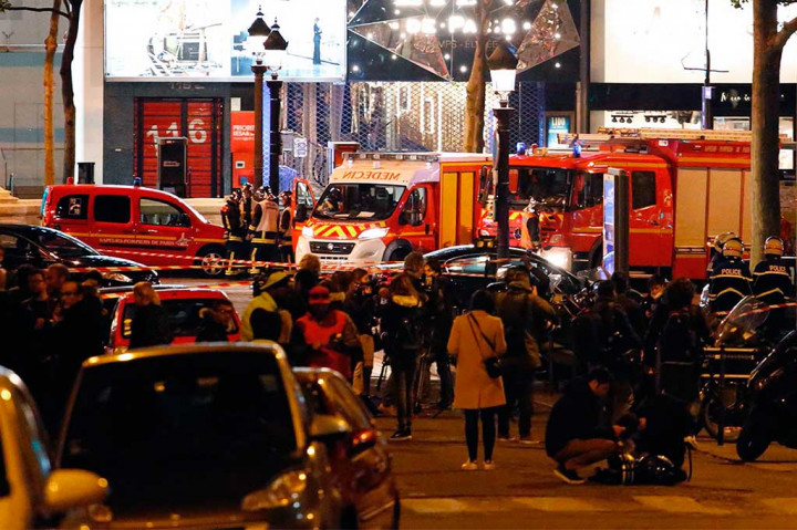 Seorang pria melepaskan tembakan di jalan Champs-Elysees, tempat yang biasanya ramai oleh wisatawan, menewaskan seorang polisi dan melukai dua lainnya, sebelum polisi menembak dan membunuhnya. 