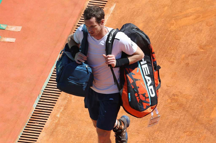 Murray berjalan meninggalkan lapangan.
