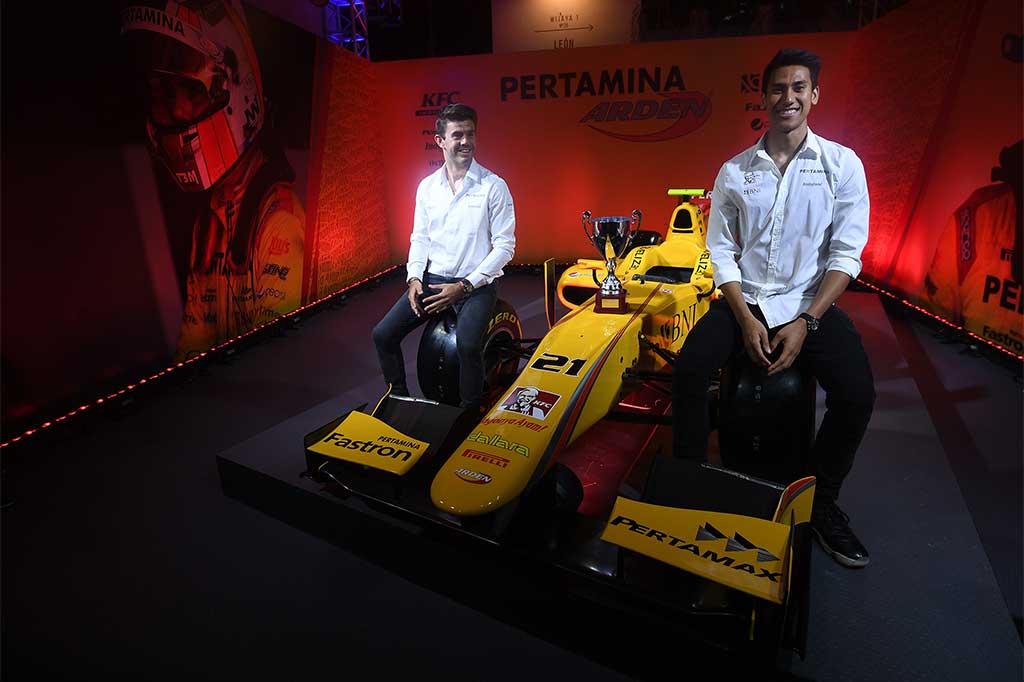 Pembalap F2 tim Pertamina Arden, Sean Gelael (kanan) dan Norman Nato berpose atas mobil F2 saat pengenalan tim tersebut di Jakarta, Kamis (20/7/2017).