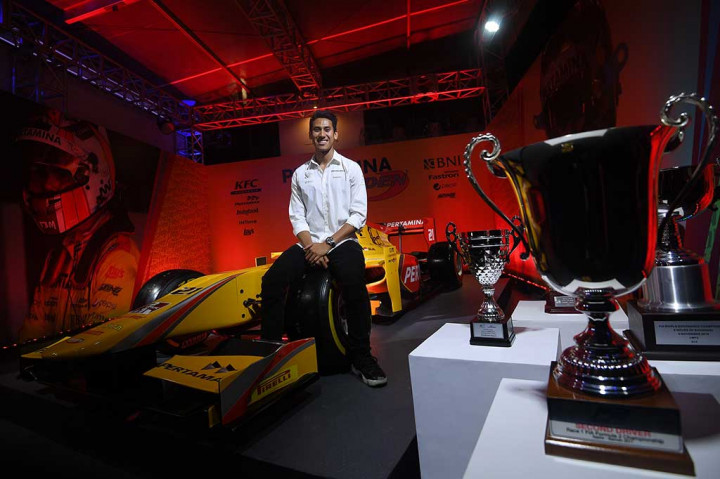 Sean Gelael berpose di atas mobil F2.