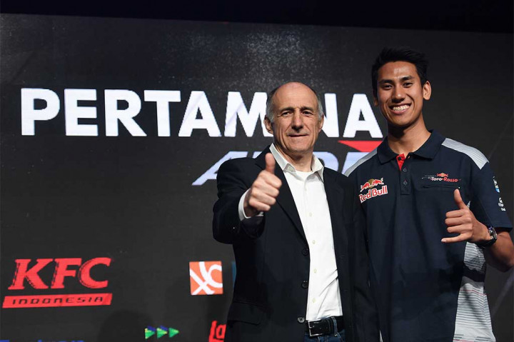Sean Gelael kanan bersama Team Principal Formula I Scuderia Toro Rosso, Franz Tost mengacungkan jempol disela pengenalan tim. 