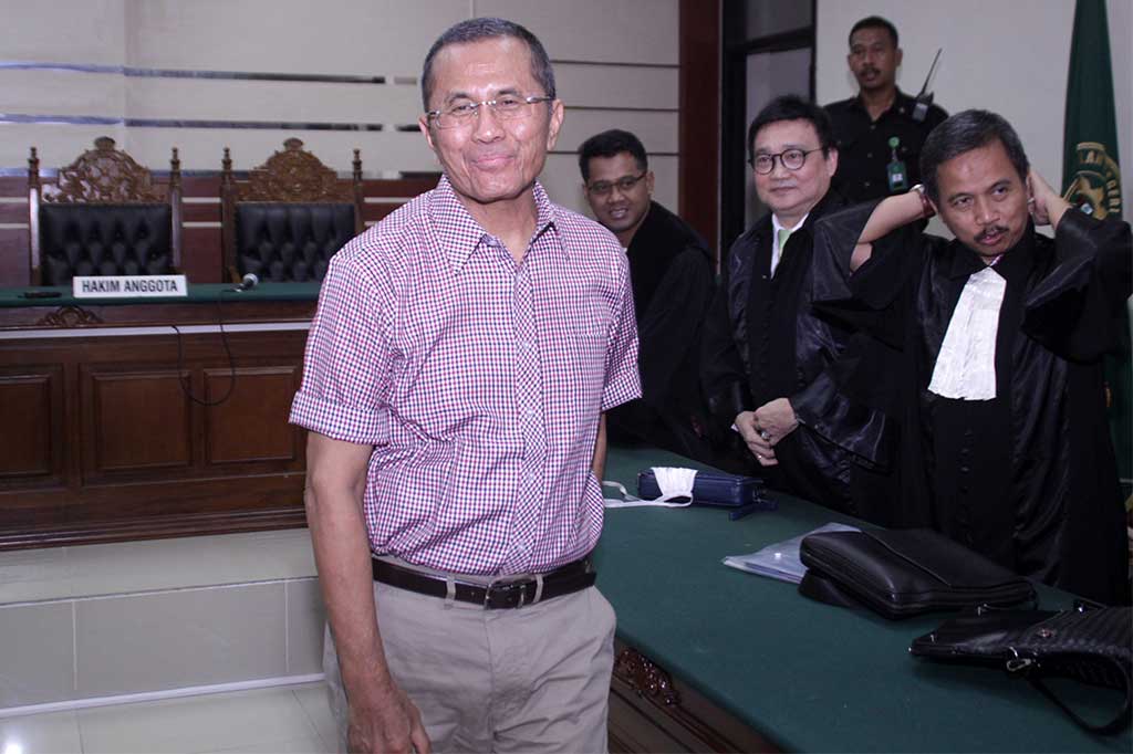 Dahlan Iskan divonis dua tahun penjara dengan status tahanan kota karena dinyatakan terbukti melakukan korupsi secara bersama-sama pada pelepasan aset PT Panca Wira Usaha, BUMD Pemprov Jatim.