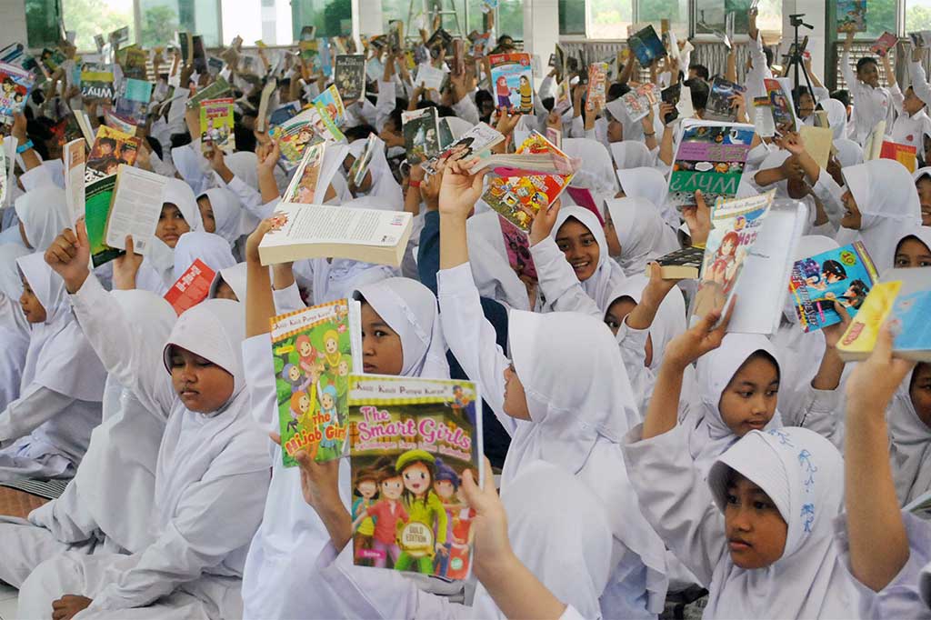 Siswa SD Isi Hari Kartini dengan Membaca Buku