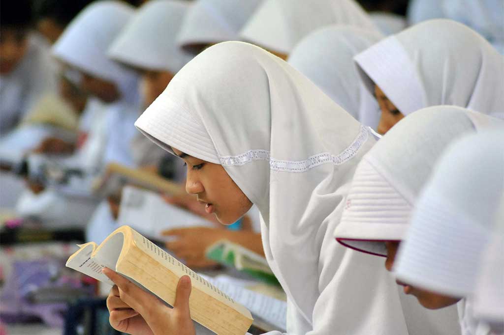 Siswa SD Isi Hari Kartini dengan Membaca Buku