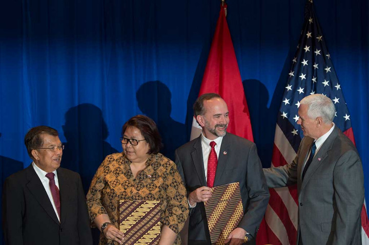 Wapres Jusuf Kalla dan Wapres AS Mike Pence berbincang usai menyaksikan penandatangan nota kesepahaman (MoU) antara Pertamina-ExxonMobil tentang LNG senilai USD6 miliar dalam Business Leaders and Commercial Deal Signing, Jakarta, Jumat (21/4/2017). ANTARA/Rosa Panggabean