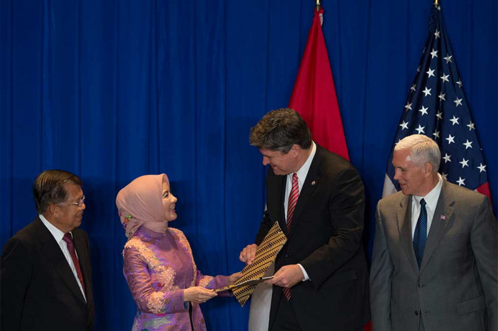 Director of Corporate Planning PLN Nicke Widyawati (kedua kiri) bertukar dokumen dengan CEO Pacific Infra Capital Grant Finiayson disaksikan Wapres Kalla dan Pence usai penandatangangan kerja sama senilai USD2 miliar. ANTARA/Rosa Panggabean