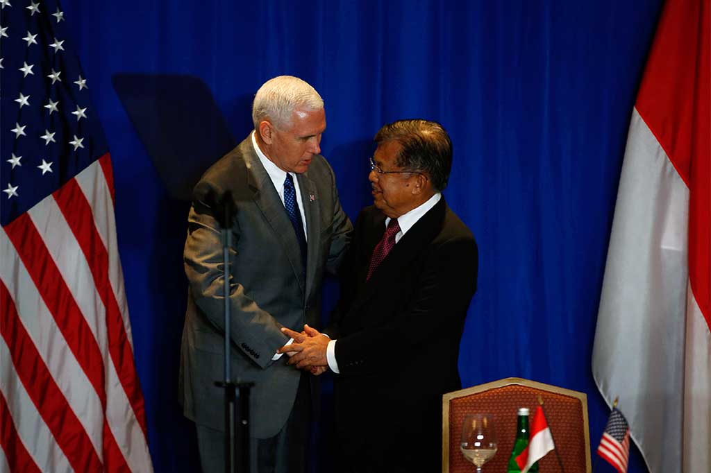 Wapres Kalla berjabat tangan dengan Pence usai memberi sambutan dalam Business Leaders and Commercial Deal Signing. AFP/Pool/Darren Whiteside