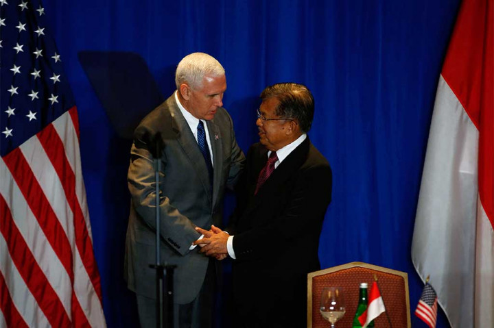 Wapres Kalla berjabat tangan dengan Pence usai memberi sambutan dalam Business Leaders and Commercial Deal Signing. AFP/Pool/Darren Whiteside