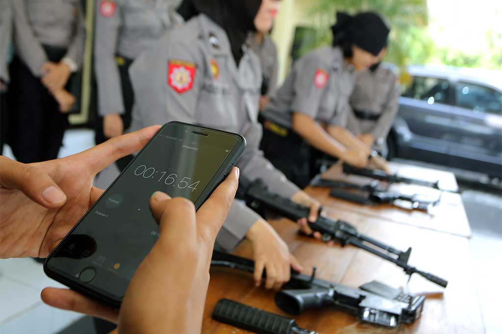 Polwan Mapolres Blitar Adu Cepat Rakit Senjata