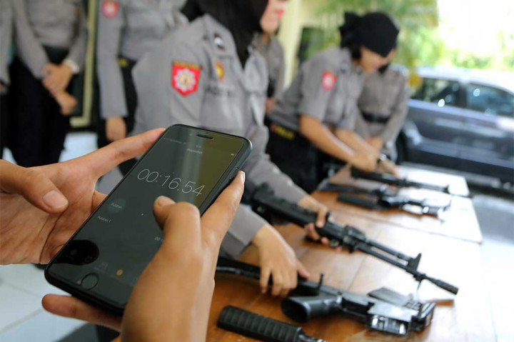 Polwan Mapolres Blitar Adu Cepat Rakit Senjata