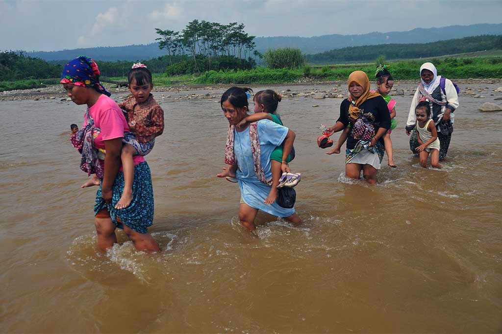 Seberangi Sungai untuk Rayakan Hari Kartini