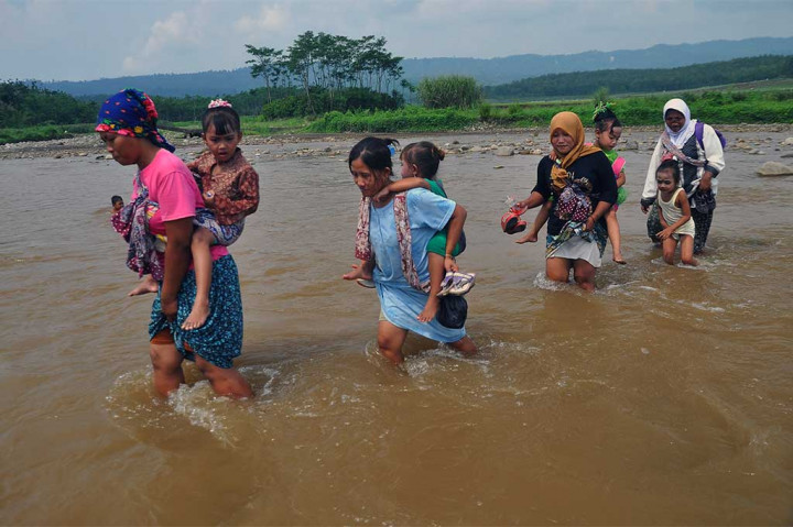 Seberangi Sungai untuk Rayakan Hari Kartini