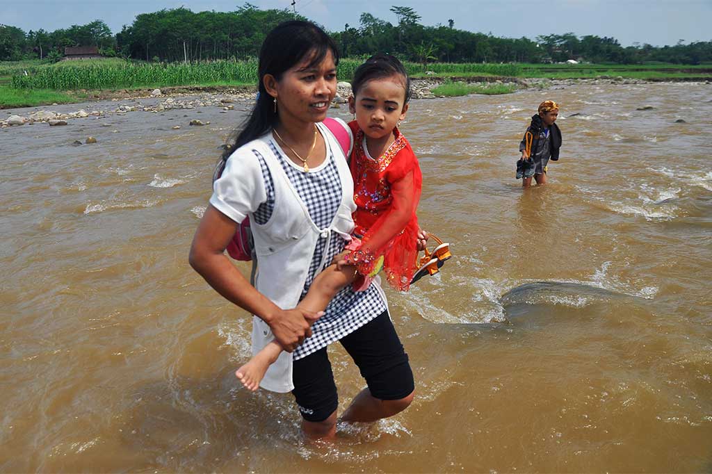 Seberangi Sungai untuk Rayakan Hari Kartini