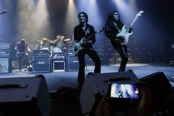 Gitaris Steve Vai (kiri) dan Yngwie Malmsteen beraksi pada konser 'Generation Axe' di Jakarta, Jumat (21/4/2017).