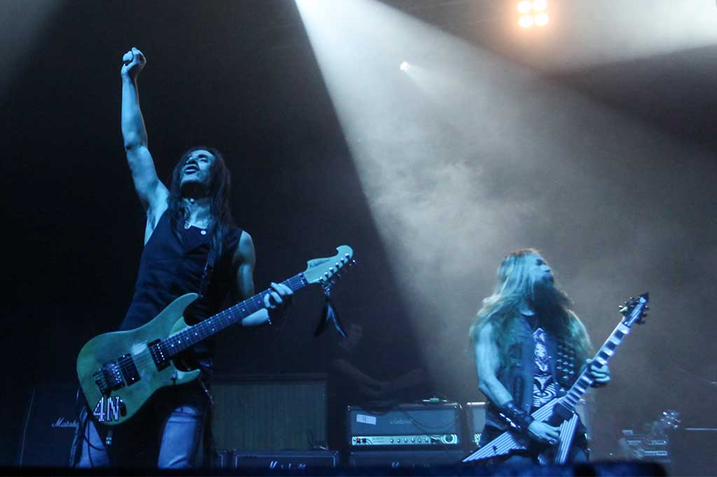 Aksi Nuno Bettencourt dan Zakk Wylde di atas panggung.