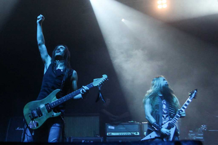 Aksi Nuno Bettencourt dan Zakk Wylde di atas panggung.