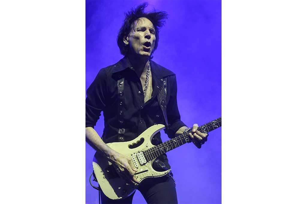 Cabikan gitar Steve Vai pukau penonton yang hadir pada konser 'Generation Axe'.