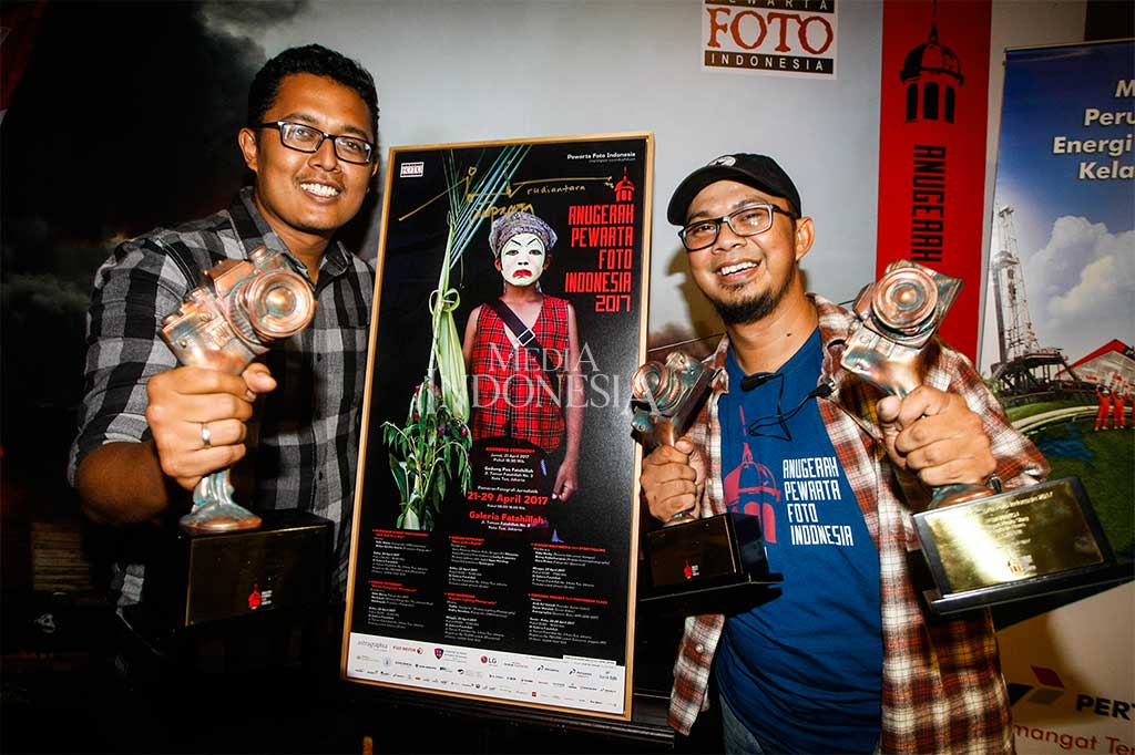 Fotografer Media Indonesia Rommy Pujianto (kiri) dan Unang Ramdhani berpose seusai mendapat penghargaan Anugerah Pewarta Foto Indonesia (APFI) 2017 di Jakarta, Jumat (21/4/2017).