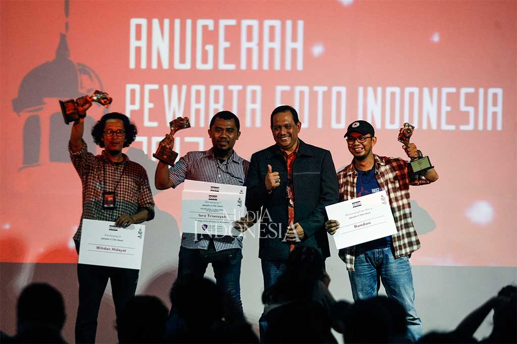 Fotografer Media Indonesia Ramdhani (kanan) berfoto bersama dengan Karo Penmas Humas Mabes Polri Brigjen Rikwanto dan para pemenang penghargaan APFI 2017.