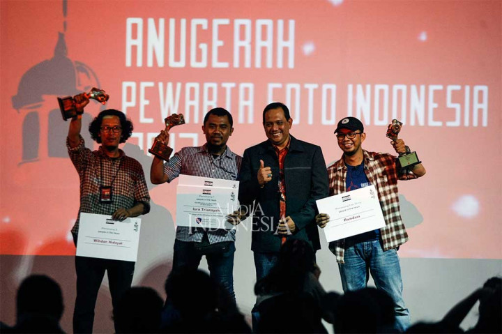 Fotografer Media Indonesia Ramdhani (kanan) berfoto bersama dengan Karo Penmas Humas Mabes Polri Brigjen Rikwanto dan para pemenang penghargaan APFI 2017.