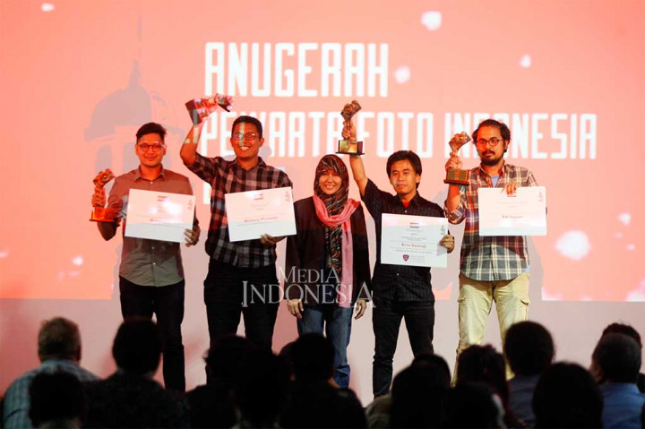 Fotografer Media Indonesia Rommy Pujianto (dua kiri) berfoto bersama dengan para pemenang penghargaan APFI 2017.
