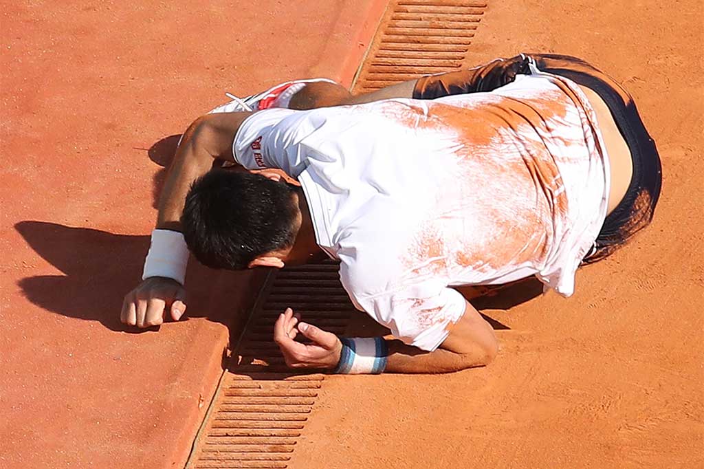Begitu juga Djokovic harus sampai terjatuh saat mengejar bola yang dilancarkan oleh Goffin.