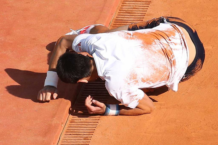 Begitu juga Djokovic harus sampai terjatuh saat mengejar bola yang dilancarkan oleh Goffin.