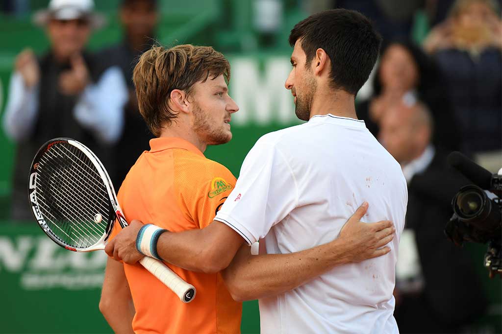 Goffin mendapat ucapan selamat dari Djokovic.